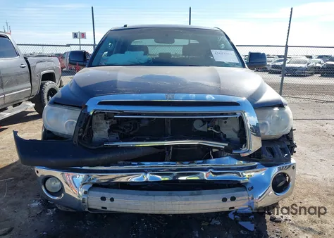 2011 Toyota Tundra Limited 5.7L V8 z USA, uszkodzony, nr VIN 5TFFY5F10BX106720